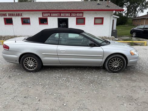Used 2006 Chrysler Sebring Touring FWD image 2