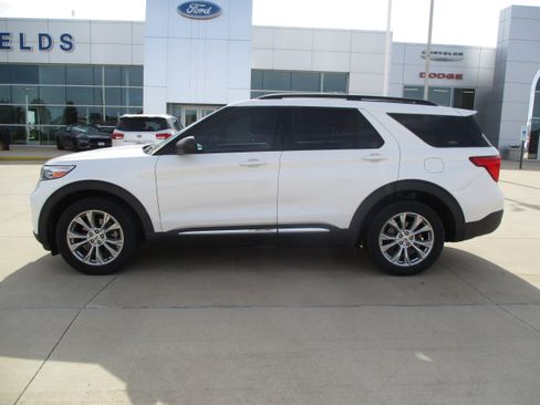 Used 2020 Ford Explorer XLT w/ Equipment Group 202A AWD/4WD image 3