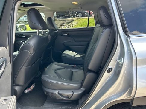Used 2024 Toyota Highlander XLE FWD image 11