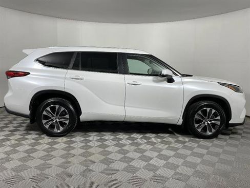 Used 2023 Toyota Highlander XLE AWD/4WD image 7