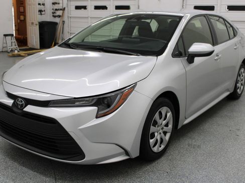 Used 2023 Toyota Corolla LE image 3