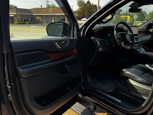 Used 2019 Lincoln Navigator L Reserve w/ Cargo Package AWD/4WD image 11