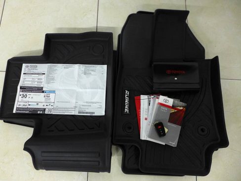 Used 2021 Toyota RAV4 XLE w/ Convenience Package FWD image 62
