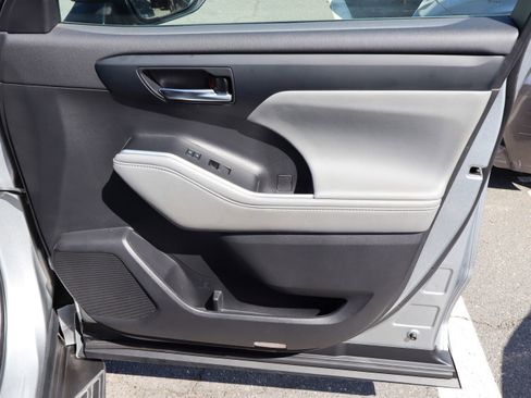 Used 2022 Toyota Highlander XLE AWD/4WD image 41