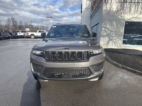 New 2025 Jeep Grand Cherokee Altitude image 9