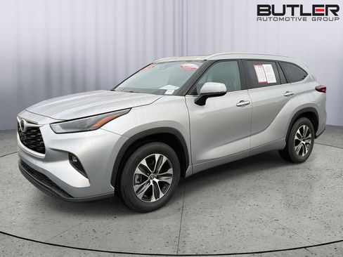Certified 2025 Toyota Highlander XLE FWD image 1