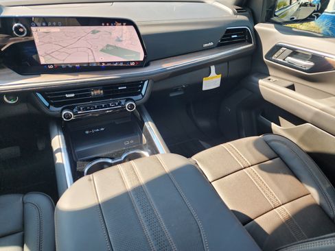 New 2026 Chevrolet Suburban High Country AWD/4WD image 21
