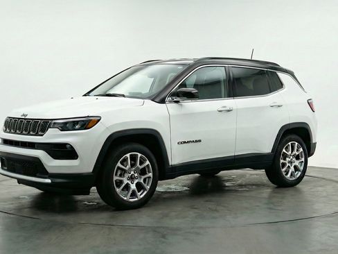 Used 2025 Jeep Compass Limited image 3