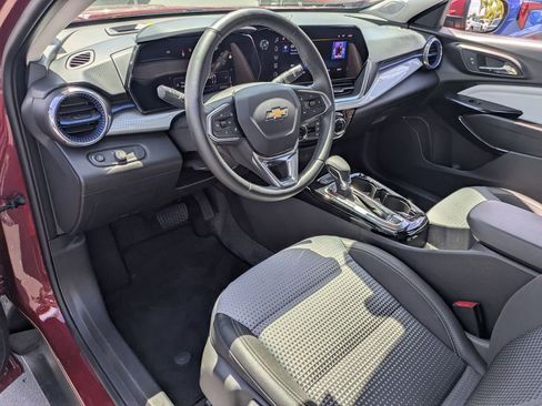 Used 2025 Chevrolet Trax LT w/ LT Convenience Package FWD image 17