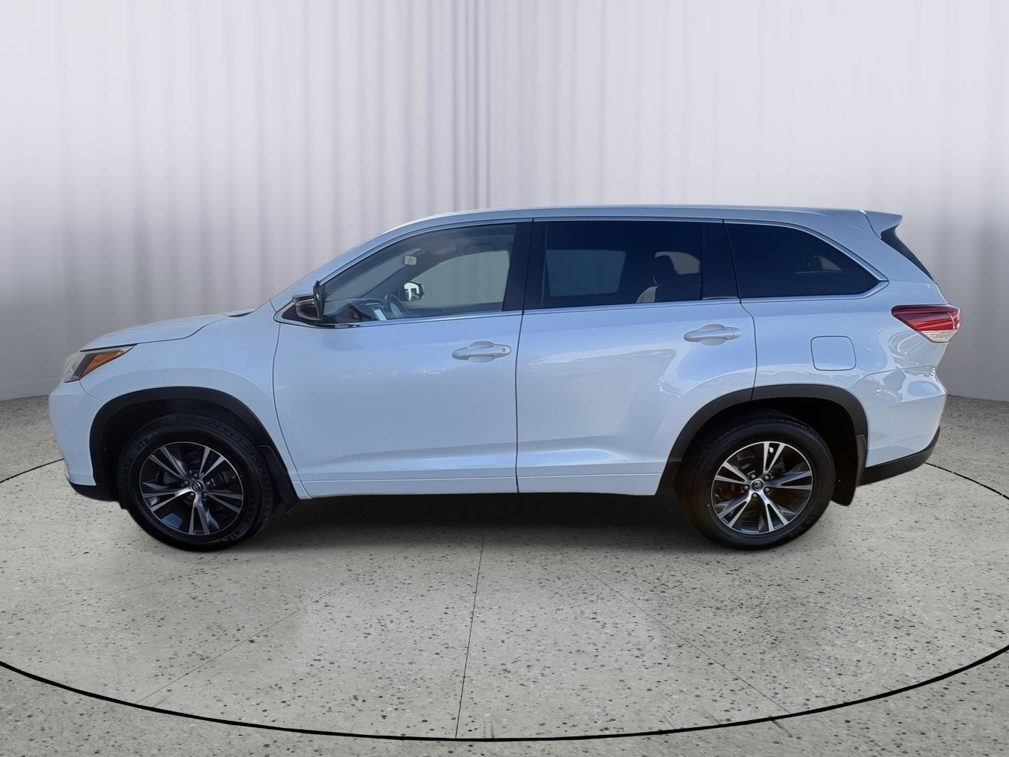 Used 2018 Toyota Highlander Plus AWD/4WD image 2