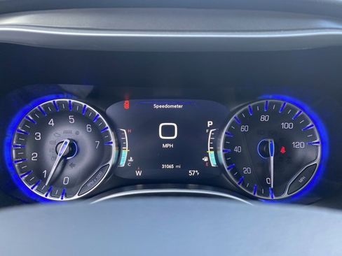 Used 2024 Chrysler Pacifica Touring-L image 19