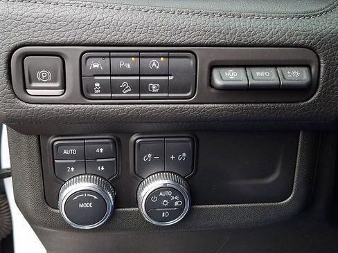 Used 2023 GMC Yukon XL Denali image 34