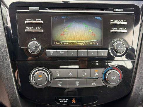 Used 2015 Nissan Rogue S AWD/4WD image 24