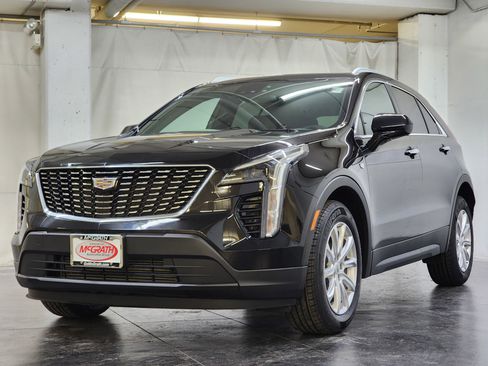 Used 2023 Cadillac XT4 Luxury w/ Cold Weather Package image 11