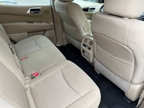 Used 2018 Nissan Pathfinder SV w/ SV Tech Package FWD image 13