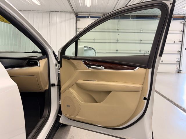 Used 2017 Cadillac XT5 Luxury w/ Driver Awareness Package AWD/4WD image 10