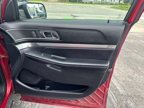 Used 2018 Ford Explorer XLT w/ Equipment Group 202A AWD/4WD image 33