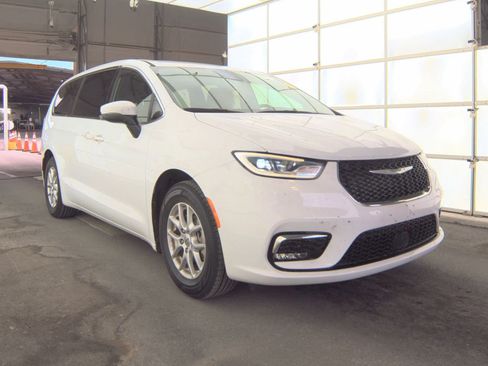 Used 2023 Chrysler Pacifica Touring FWD image 4