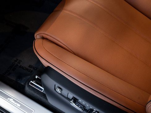 New 2025 Bentley Bentayga Extended Wheelbase image 12