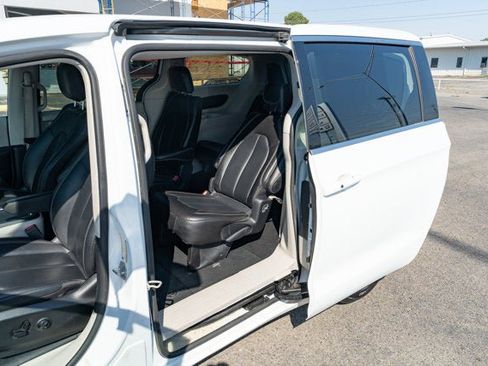 Used 2024 Chrysler Pacifica Touring-L FWD image 13