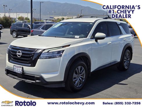 Used 2022 Nissan Pathfinder SV w/ SV Black Package FWD image 3