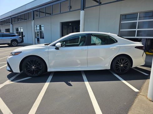 Used 2022 Toyota Camry SE FWD image 2