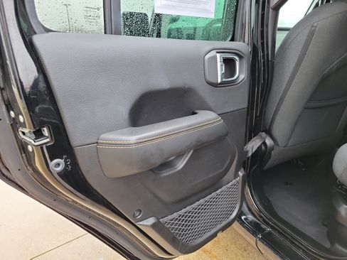 Used 2025 Jeep Wrangler Unlimited Sahara w/ Safety Group AWD/4WD image 15