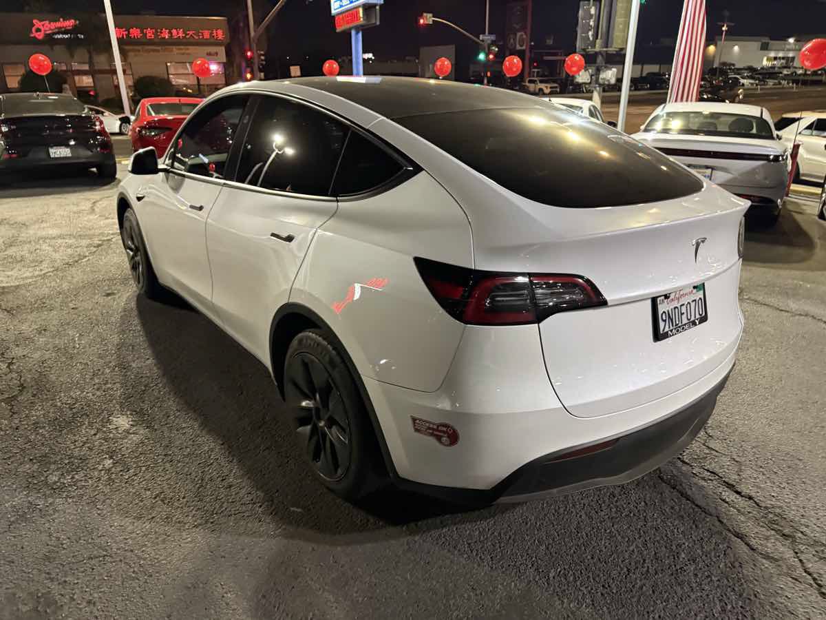 Used 2024 Tesla Model Y 2WD image 15