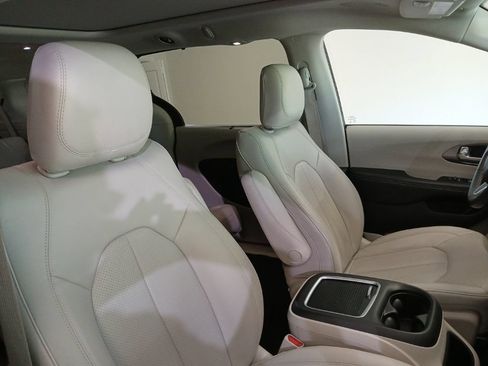 Used 2021 Chrysler Pacifica Touring-L w/ Premium & Safety Sphere Group AWD/4WD image 13