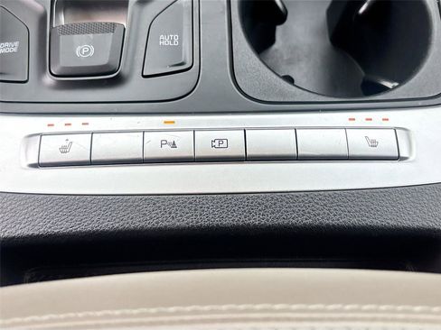 Used 2025 Kia Carnival FWD image 21