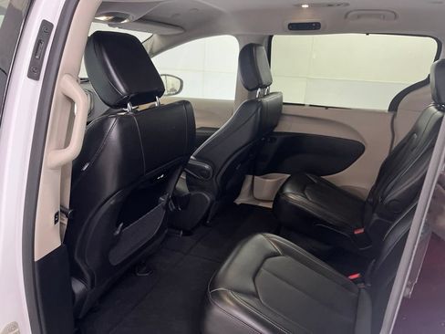 Used 2024 Chrysler Pacifica Touring-L FWD image 26