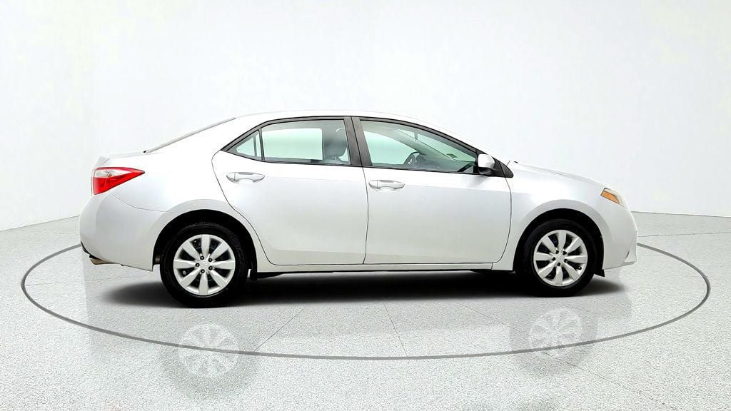 Used 2016 Toyota Corolla LE FWD image 4