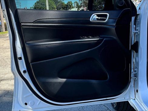 Used 2019 Jeep Grand Cherokee Altitude image 24