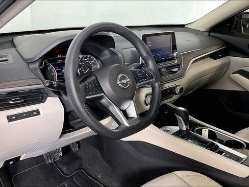 Used 2024 Nissan Altima 2.5 SV image 18