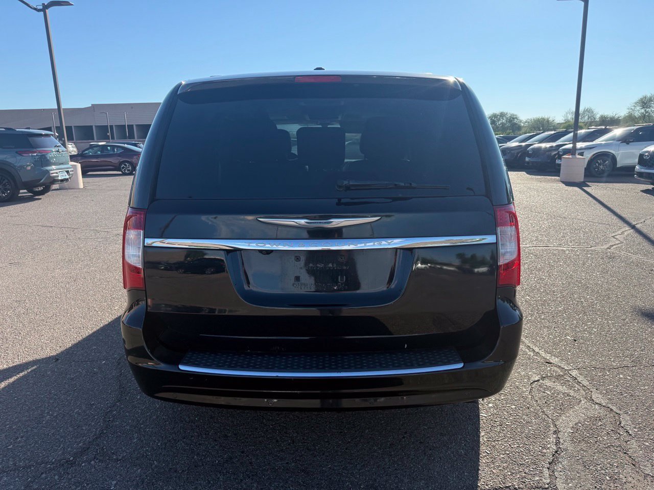 Used 2013 Chrysler Town & Country Limited w/ Luxury Group FWD image 6