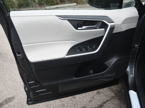New 2025 Toyota RAV4 XLE image 5