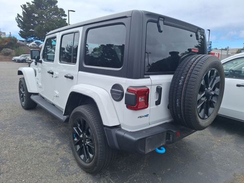 Used 2022 Jeep Wrangler Unlimited Sahara AWD/4WD image 5