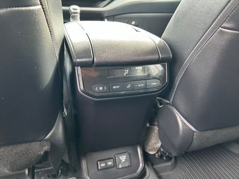 Used 2023 Toyota Highlander Limited image 20