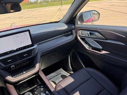 Used 2025 Ford Explorer Platinum AWD/4WD image 14