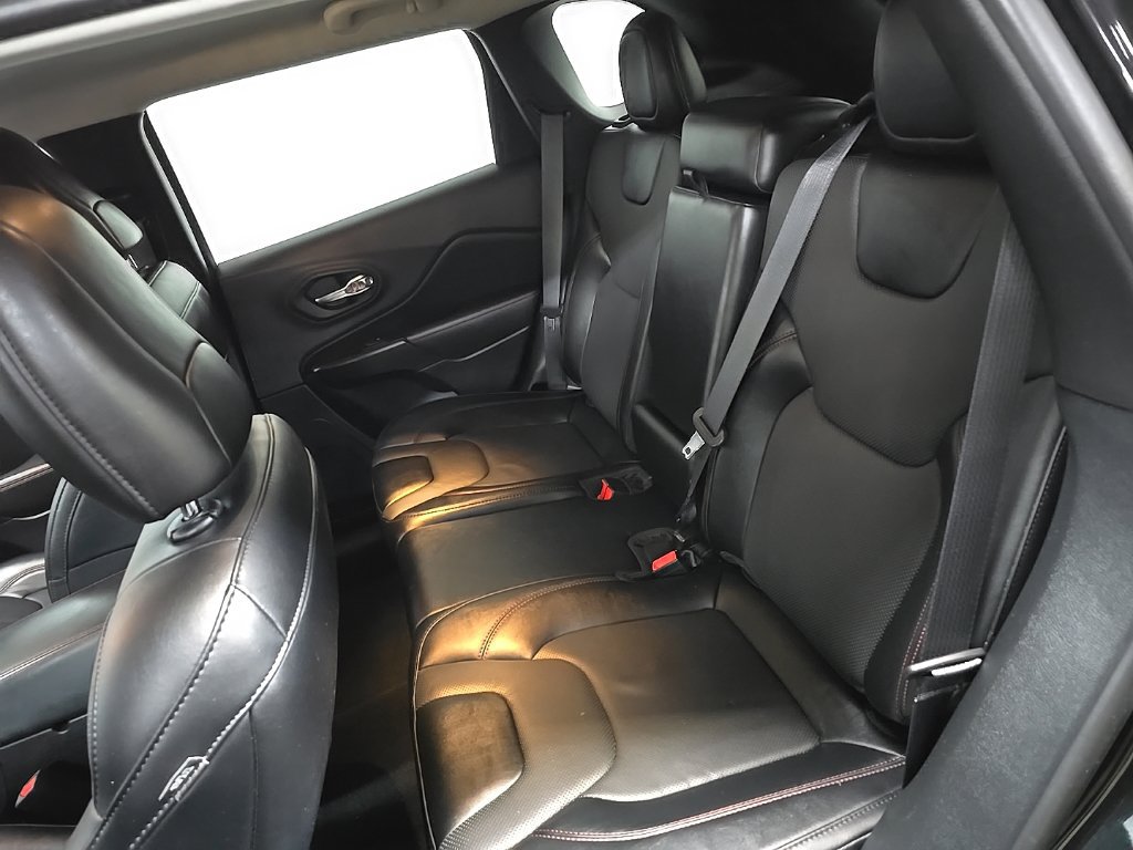 Used 2022 Jeep Cherokee Trailhawk w/ Premium Leather Package AWD/4WD image 33