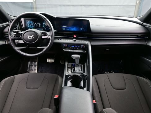 Certified 2025 Hyundai Elantra SEL image 17