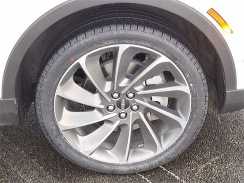 Certified 2022 Lincoln Nautilus Reserve w/ Equipment Group 202A image 9