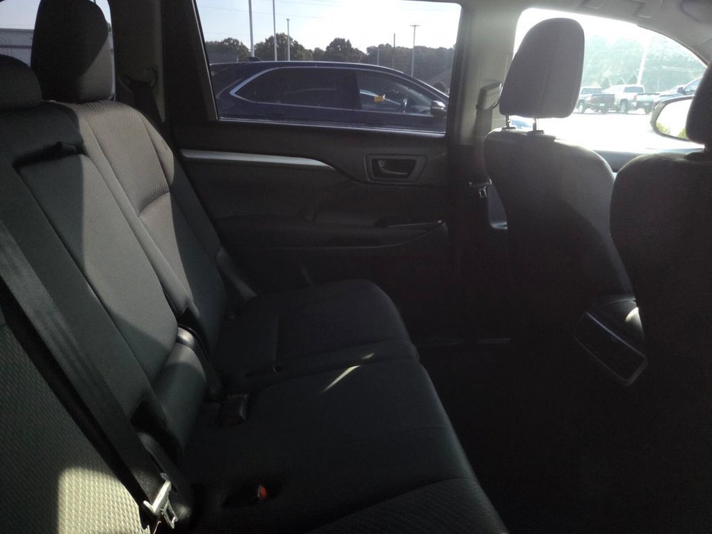 Used 2018 Toyota Highlander LE FWD image 10
