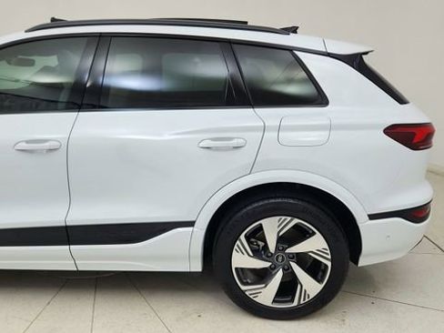 Used 2025 Audi Q6 e-tron Premium Plus image 10