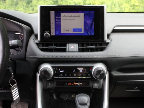 Used 2023 Toyota RAV4 LE AWD/4WD image 11