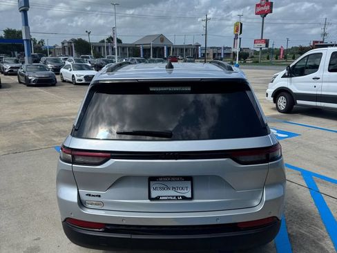Used 2025 Jeep Grand Cherokee Altitude AWD/4WD image 6