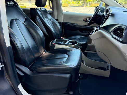Used 2017 Chrysler Pacifica Touring-L FWD image 15