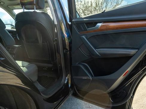 Used 2021 Audi Q5 e Premium Plus w/ Premium Plus Package image 32