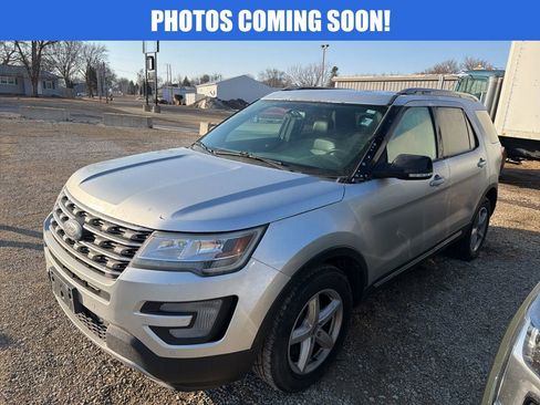 Used 2017 Ford Explorer XLT w/ Equipment Group 202A image 2