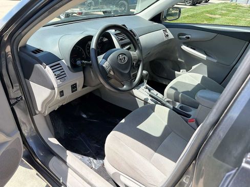 Used 2013 Toyota Corolla LE FWD image 2